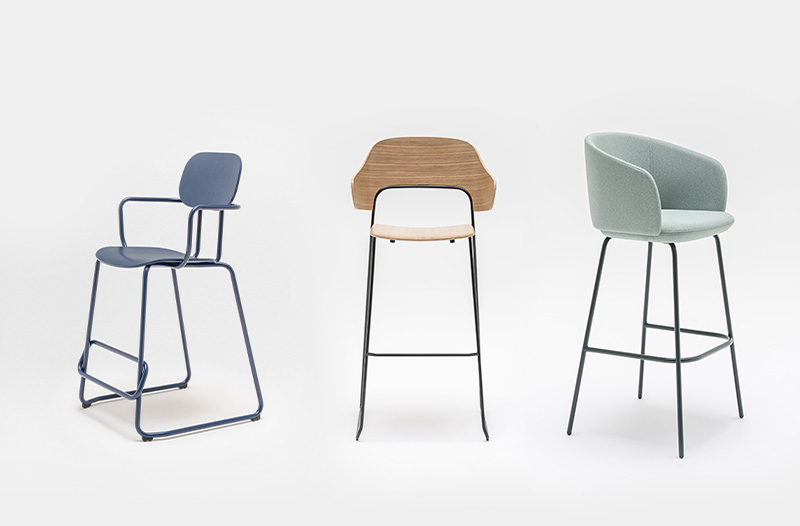 Drei verschiedene Modelle von Barhockern mit Metallgestell und Fußstützen