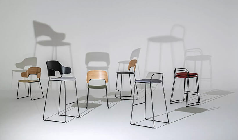 Kollektion von Stühlen und Barhockern aus Sperrholz auf Metallgestellen