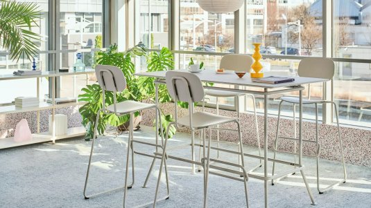 Hokery w nowoczesnym biurze