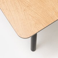stół konferencyjny Echo: fornir dąb naturalny, RAL9005
