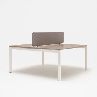 biurko bench Ogi U Bench: dąb szary, RAL9010; panele akustyczne do biurek Sonic Ogi: Medley M-65011, RAL9010