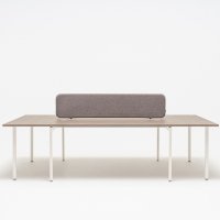 biurko bench Ogi U Bench: dąb szary, RAL9010; panele akustyczne do biurek Sonic Ogi: Medley M-65011, RAL9010