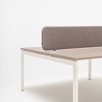 biurko bench Ogi U Bench: dąb szary, RAL9010; panele akustyczne do biurek Sonic Ogi: Medley M-65011, RAL9010
