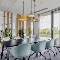 stół konferencyjny Ogi A: czarny, RAL9005; krzesło konferencyjne Ultra: Mica MC-2496-67015, RAL9005