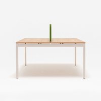 biurko bench Ogi Y Bench: dąb miodowy, RAL9010; Sonic: Silvertex SX-122-2092, RAL9010