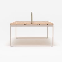 biurko bench Ogi Q Bench: dąb naturalny, RAL9010; panele akustyczne do biurek Sonic Ogi: Mica MC-2496-62093, RAL9010