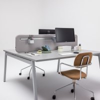 biurko bench Ogi M Bench: aluminium satinato, RAL9006; panele akustyczne do biurek Sonic Ogi: Xtreme XR-094, RAL9006, RAL9006; krzesło konferencyjne New School: Alcantara AL-4180, chrom