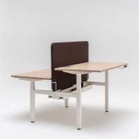 biurko regulowane Ogi Drive Bench: dąb naturalny, RAL9010; panele akustyczne do biurek Sonic: Synergy LDS-79