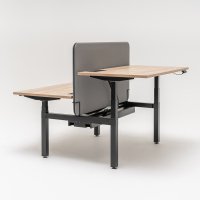 biurko regulowane Ogi Drive Bench: dąb naturalny, RAL9005; panele akustyczne do biurek Sonic: Synergy LDS-20