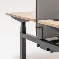 biurko regulowane Ogi Drive Bench: dąb naturalny, RAL9005; panele akustyczne do biurek Sonic: Synergy LDS-20