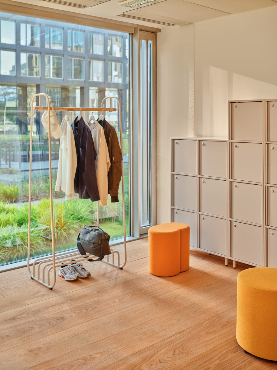 Locker Plus: beżowy mat; Mix: Grain GR-62122, GR-63117: Mono: RAL0608005