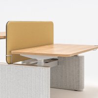 biurko bench Ogi Drive Bench: dąb miodowy, PET L-IC03-B60; panele do biurek Sonic Drive: Mica MC-2496-62096, RAL9006