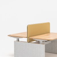 biurko bench Ogi Drive Bench: dąb miodowy, PET L-IC03-B60; panele do biurek Sonic Drive: Mica MC-2496-62096, RAL9006
