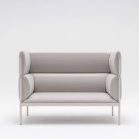 Sofa wysokie oparcie Stilt Tkanina: Synergy Kolor: LDS19 Kolor podstawy: M030