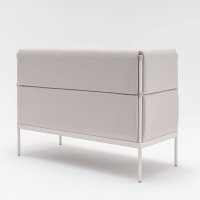 Sofa wysokie oparcie Stilt Tkanina: Synergy Kolor: LDS19 Kolor podstawy: M030