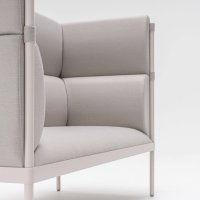 Sofa wysokie oparcie Stilt Tkanina: Synergy Kolor: LDS19 Kolor podstawy: M030