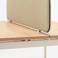 panele do biurek Sonic Ogi: Mica MC-2496-62093, RAL9010; biurko bench Ogi Q: dąb naturalny, RAL9010