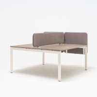 panele do biurek Sonic Ogi: Medley M-65011, RAL9010; biurko bench Ogi U: dąb szary, RAL9010