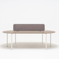 panele do biurek Sonic Ogi: Medley M-65011, RAL9010; biurko bench Ogi U: dąb szary, RAL9010